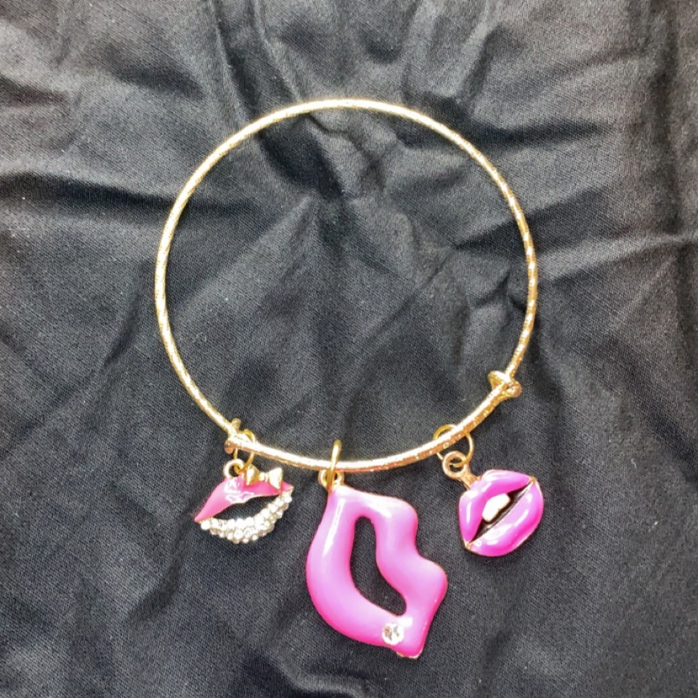 💖💖 Kissy Lip Bangle 💖💖